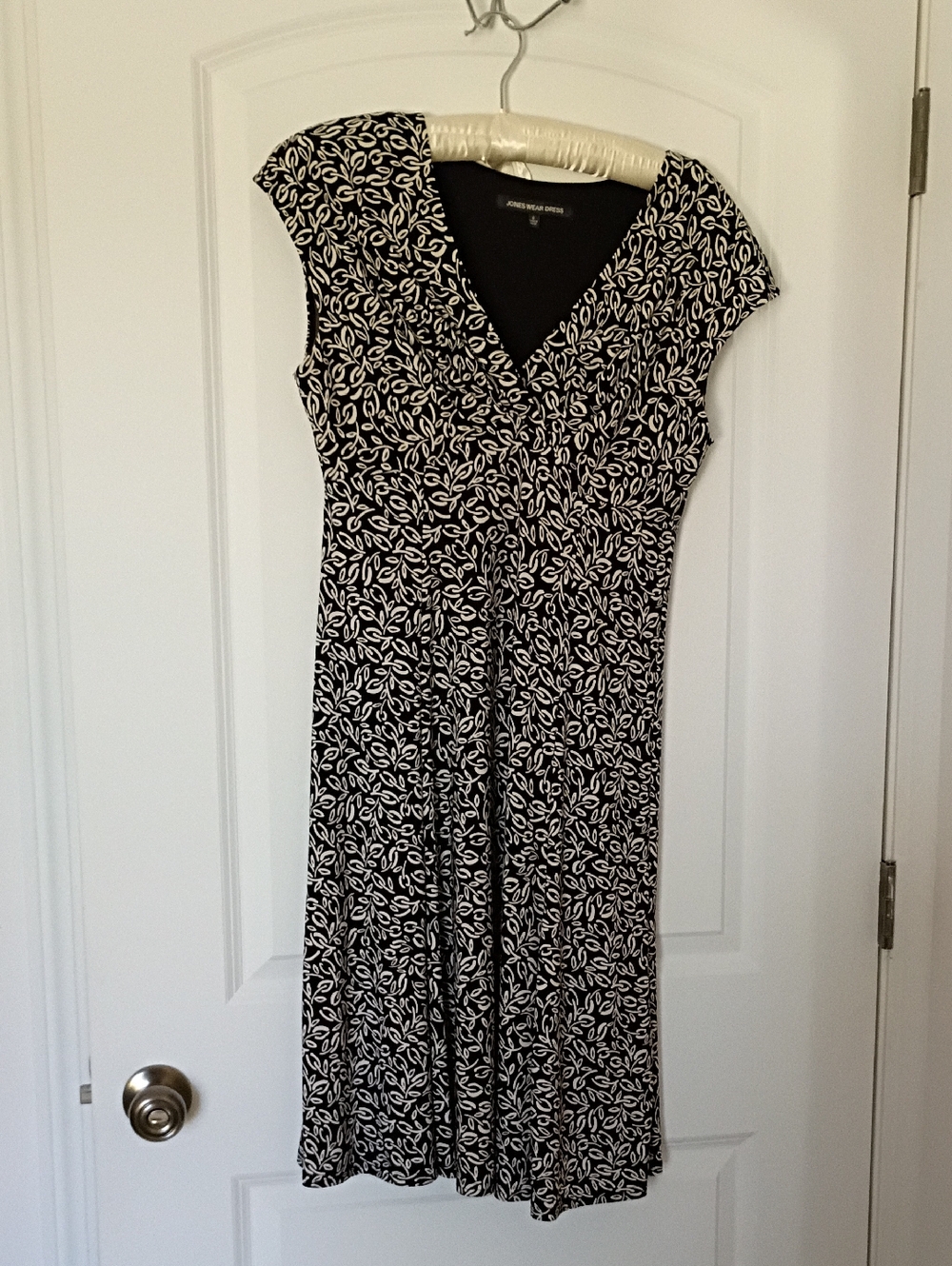 Black & White Leaf Print V-Neck Dress